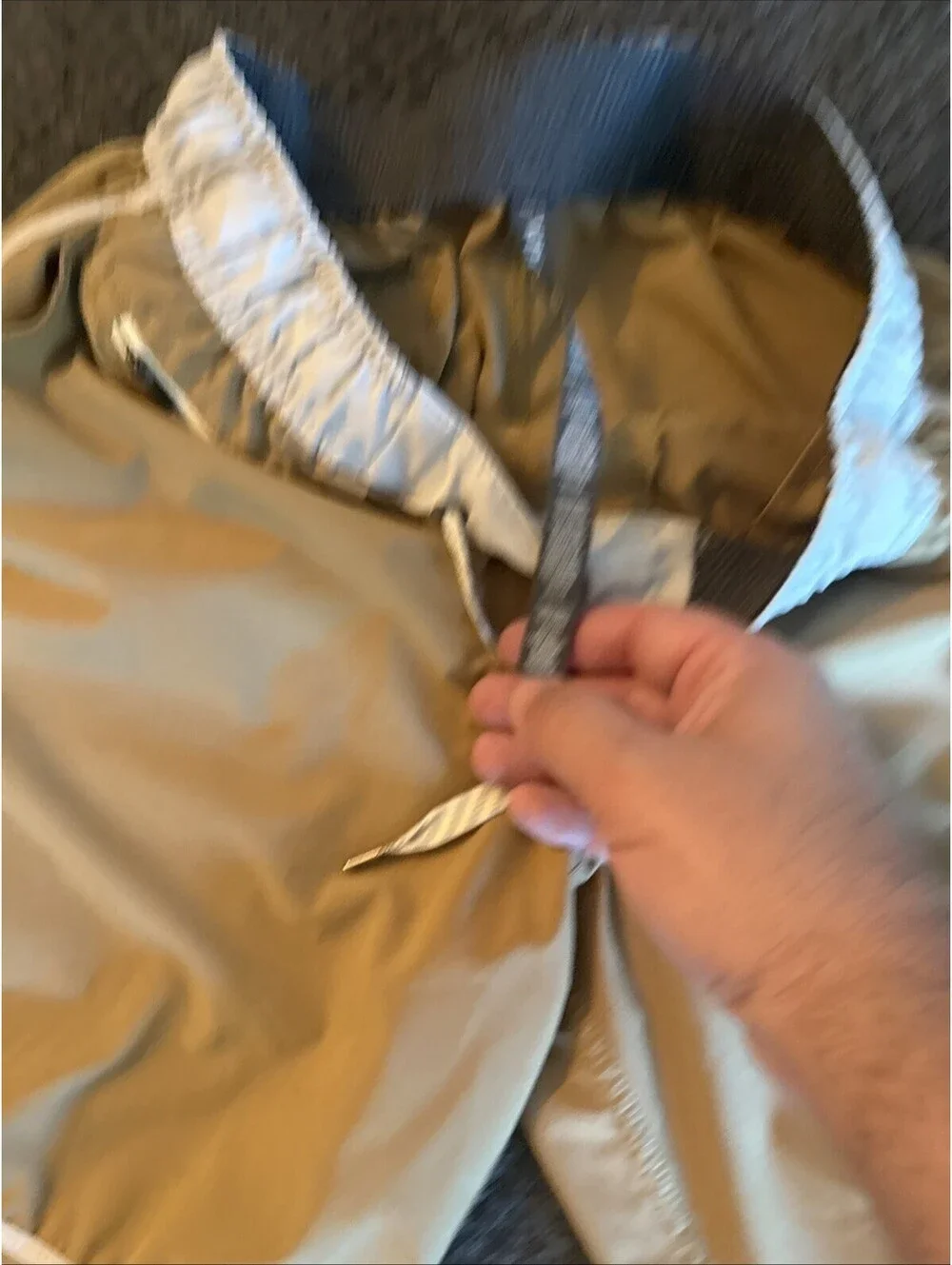 Vuori Shorts Mens Small Beige Tan Drawstring Athletic Swim Boardshort Quick Dry